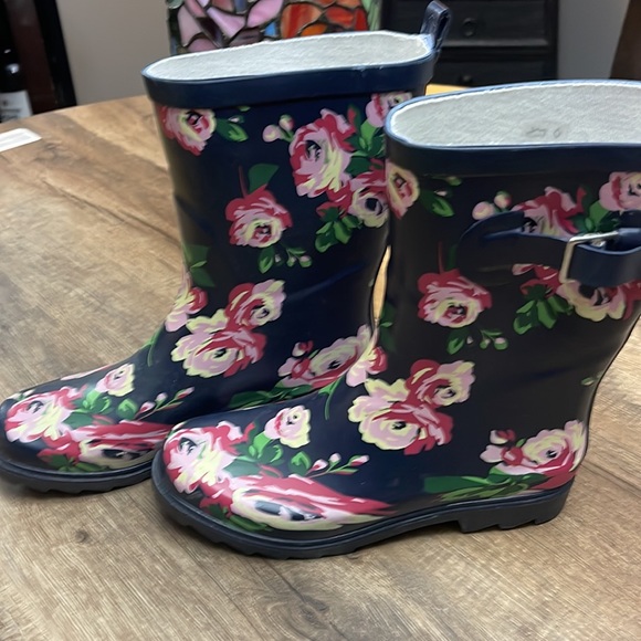 Women’s Rain Boots - Picture 2 of 6